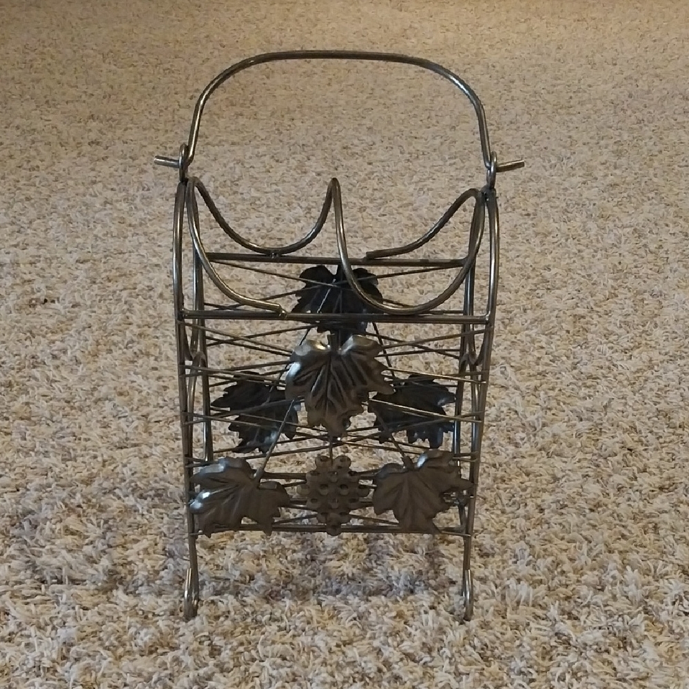 Metal Wine Rack with Leaf Design